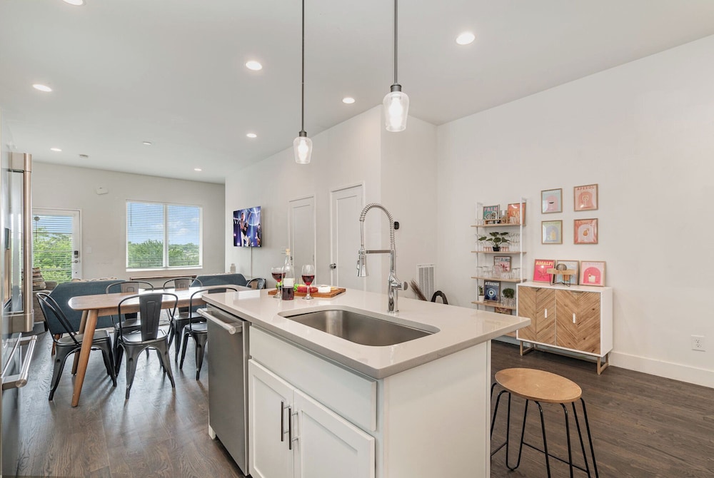 Jade - Private Patio and Balcony - Near Germantown