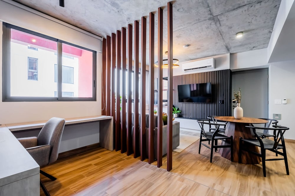 w Stunning 2BR w Great Deco in Centriqo