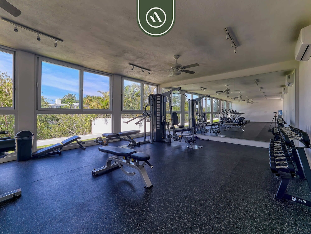 Brand New 1 BR Condo - Pool - Jacuzzi - Gym