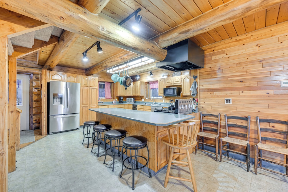 < 1 Mi to Kenai River: Spacious Cabin w/ Deck!