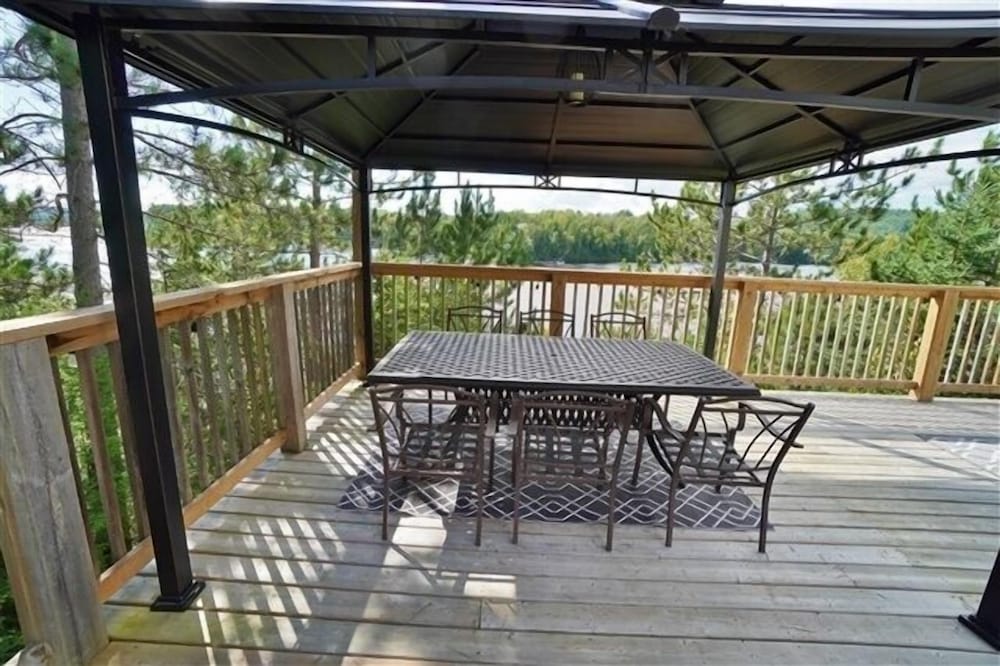 490 Lake St Peter $2100/sum Wk 3 Bedroom Cottage