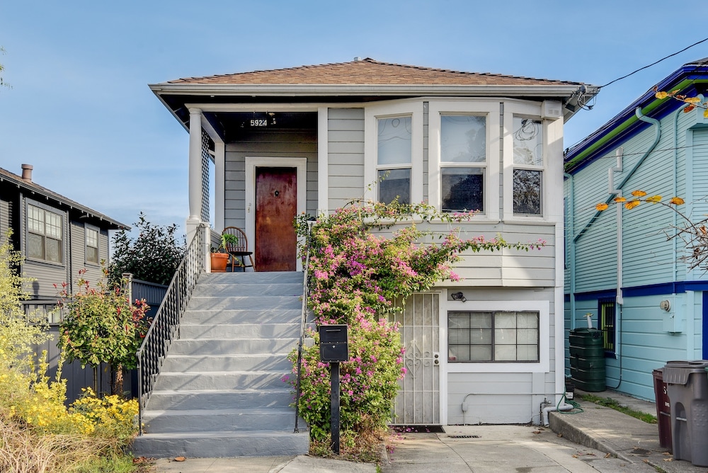 Charming Vintage 2br Apartment In Oakland 2 Bedroom Apts by RedAwning view 2
