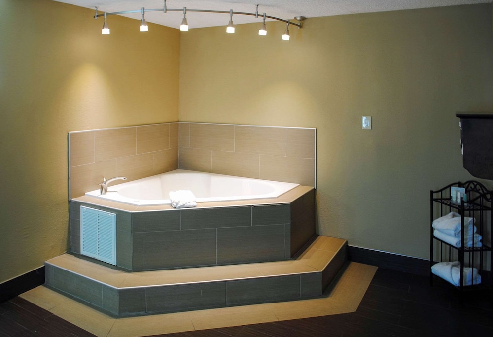 Lexington Vacations - Clarion Hotel Conference Center - North - Property Image 118