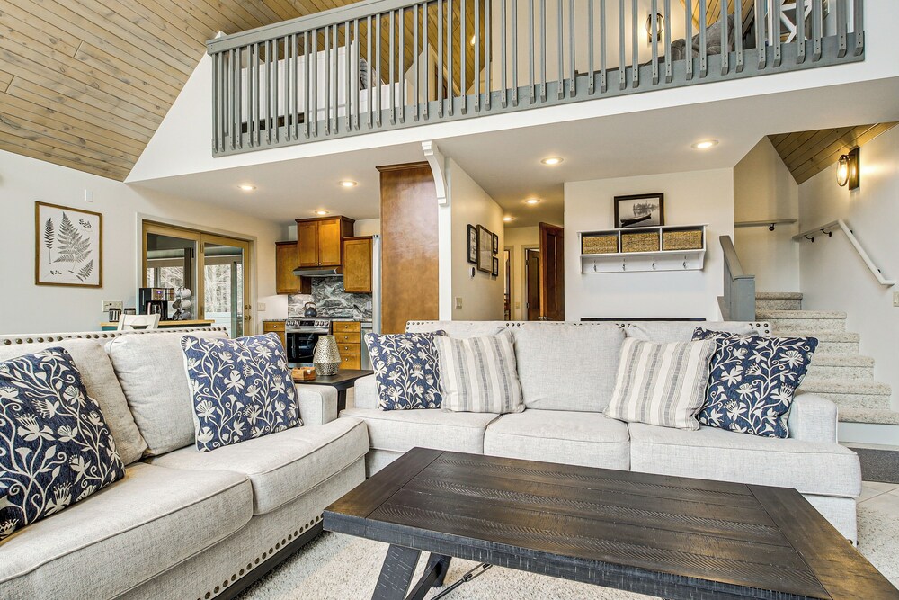 2 Mi to Sand Valley: Family Getaway w/ Deck!