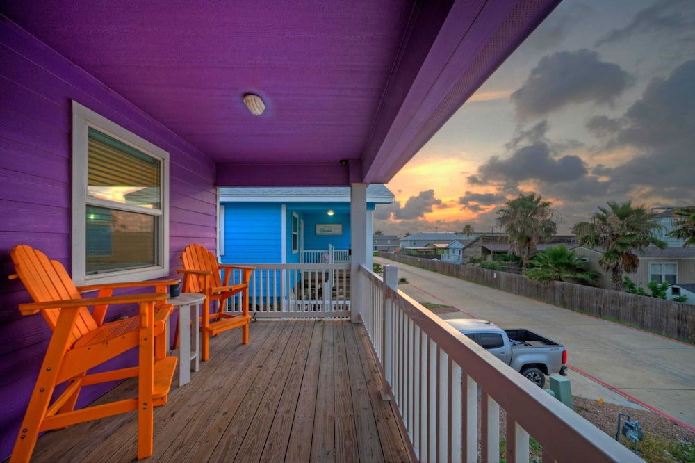 Purple Parrot by Avantstay Heated Pool, Beach Access & Central Port A Location