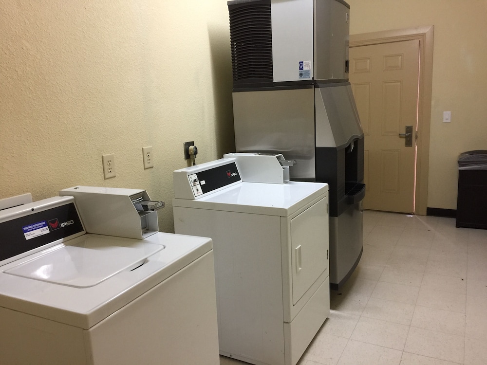 Pearsall Inn & Suites