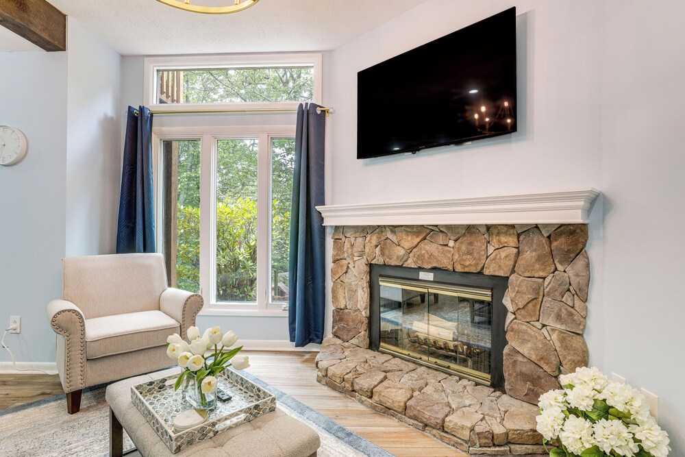 Walk to Slopes: Wintergreen Resort Condo w/ Pool