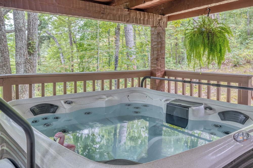 2 Cabins Game Room, Enclosed Porch, Hottub, Views Dudley I & II by Avantstay