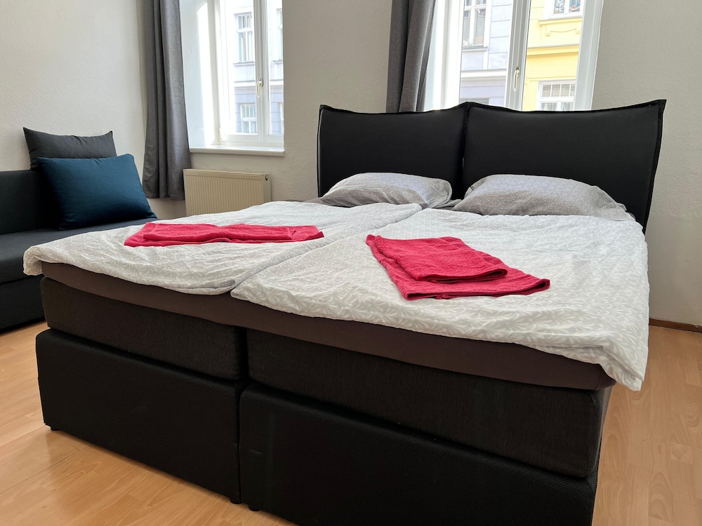 Affordable 3BR shared Apt. near Meidling