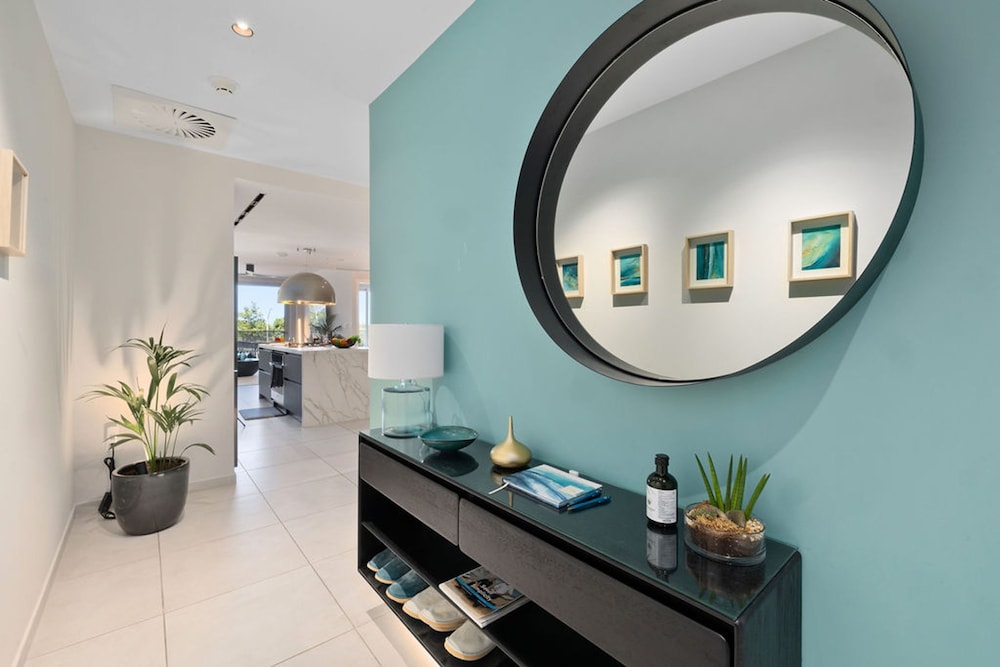 Beachfront Luxury NEW 3br2 5BA Condo Eagle Beach