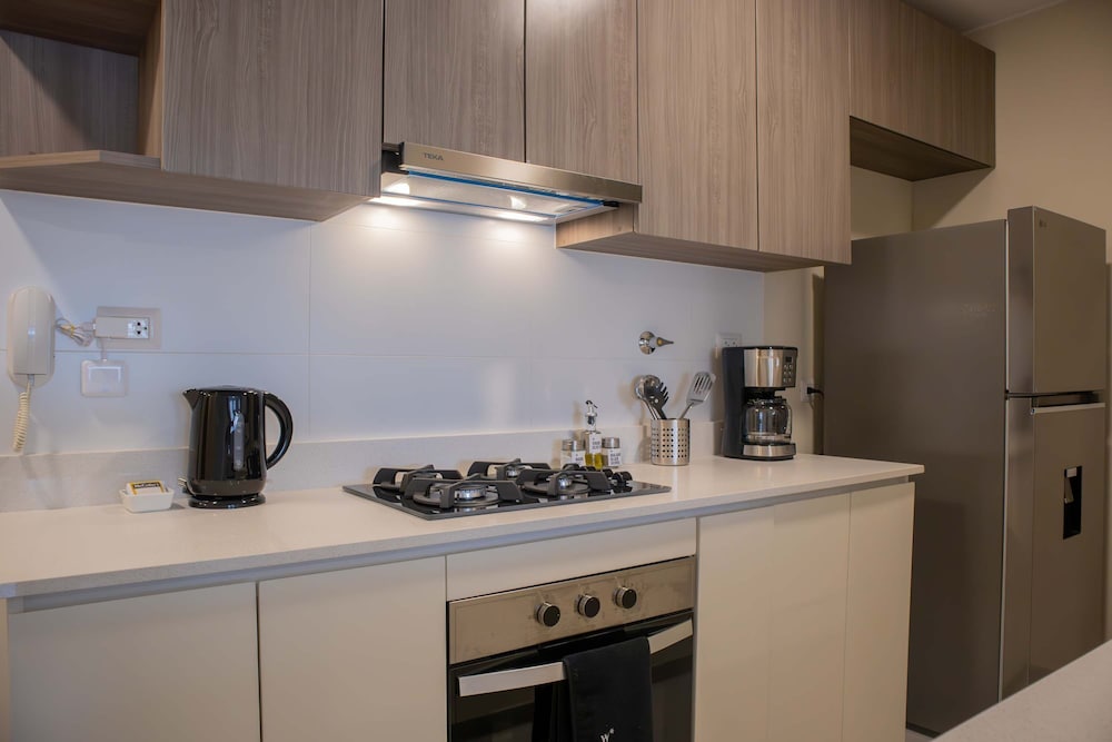 w Modern 2BR w Scenic Balcony Close to Kennedy Park