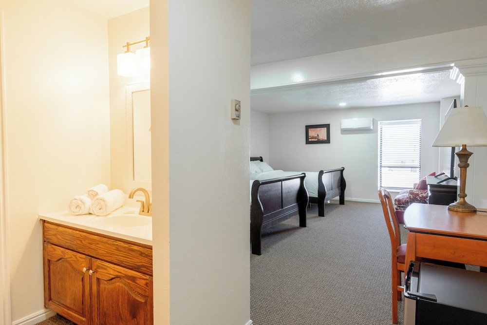Road Creek Inn