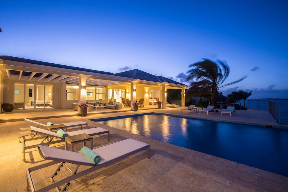 5 BR Waterfront Villa On Chalk Sound Blue Water