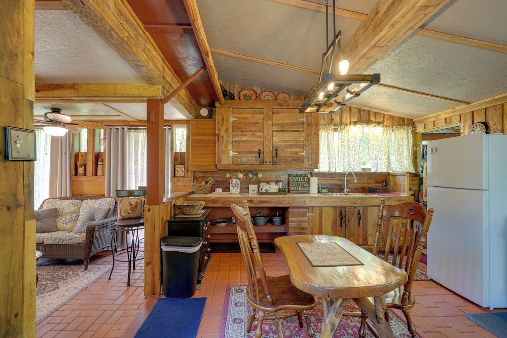 Glamping-style Cabin on 20-acre Farm Near Lutz!