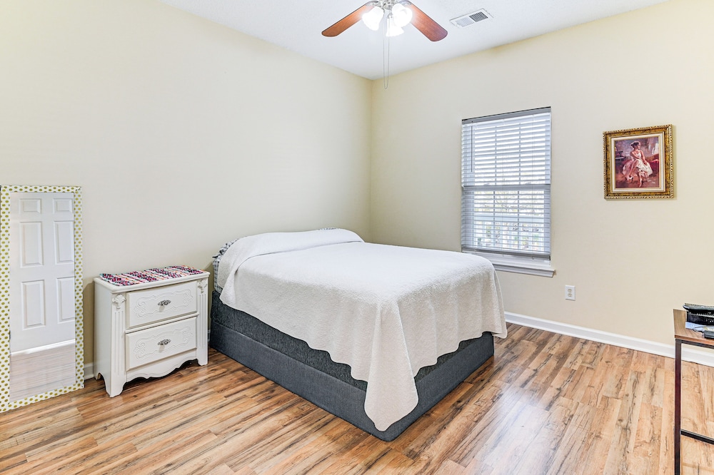 6 Mi to Myrtle Beach Hot Spots: Cozy Condo!