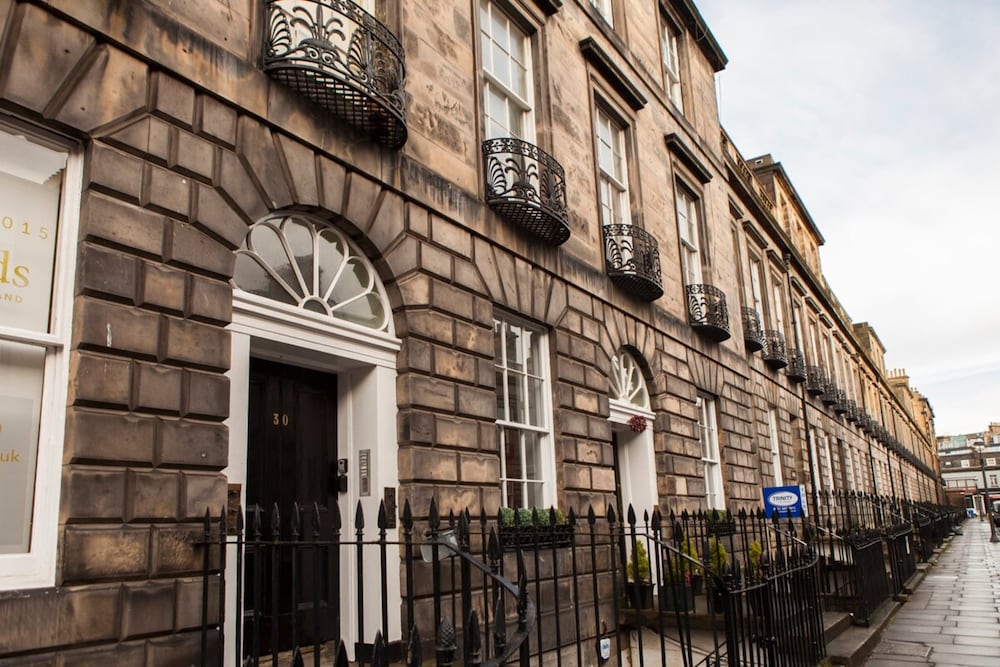 Sophisticated Edinburgh Apartment in City Centre