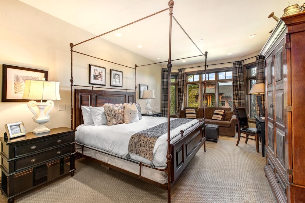 Vintage on the Strand 2 bedrooms Ski Out VIN-14 by KBM