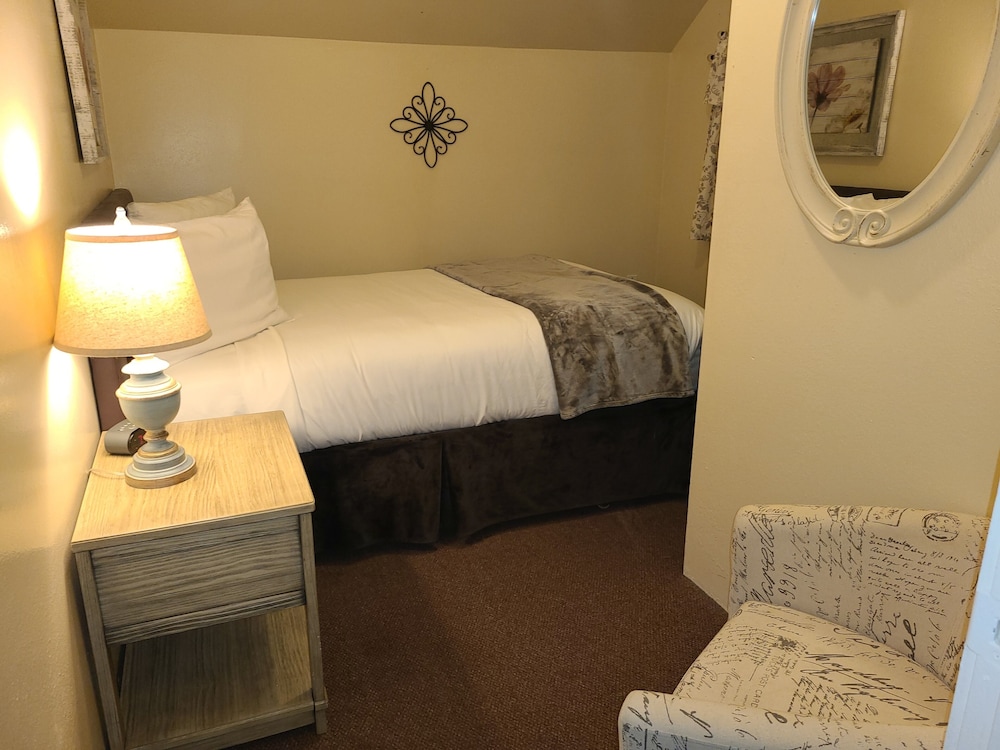 Lamplighter Cabins & Suites