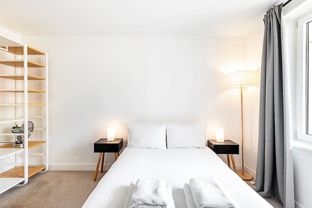 Modern 2-bed Flat With Terraces in Leyton