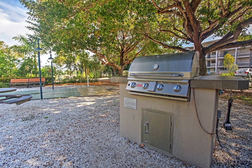 Sanibel Island Studio: Pool Access, Walk to Beach