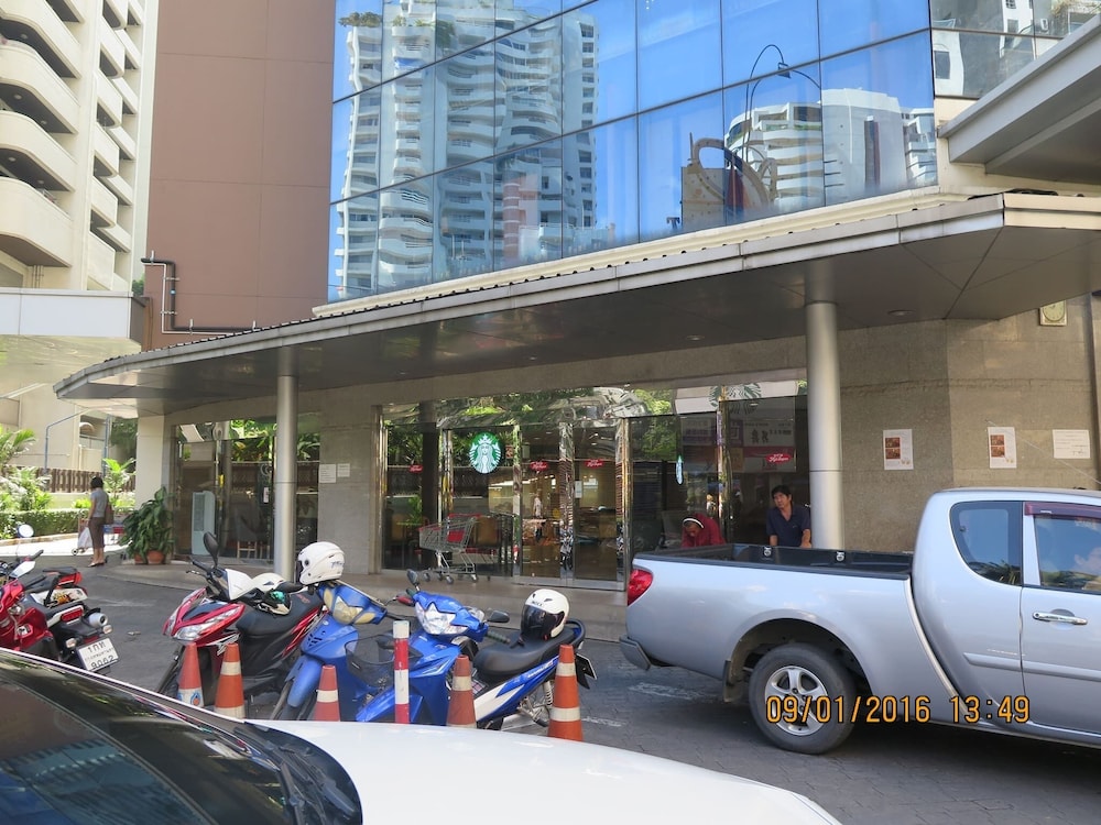 S39- 1 Bedroom Downtown Apt With Balcony and Pool