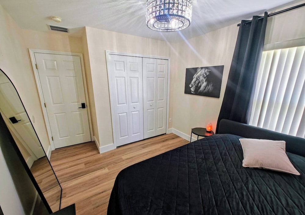 Chic 3 BR w/ Pool Near Disney Magic