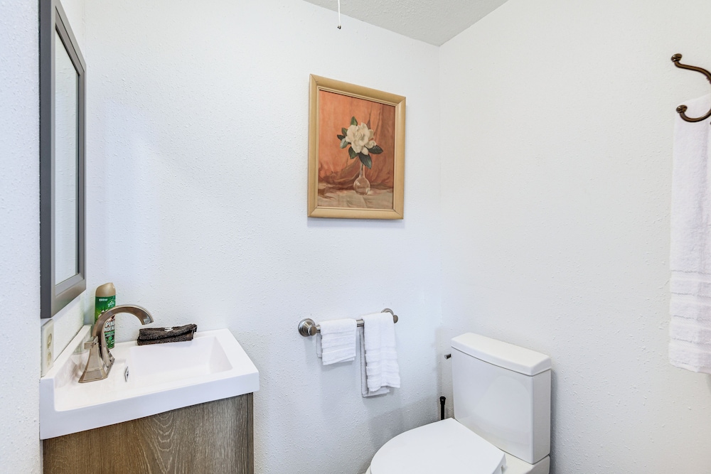 5 Mi to Lake: Secluded Pinedale Retreat w/ Sauna!