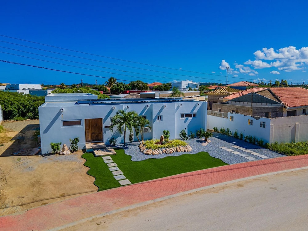 Brand NEW Modern 3ba3ba Villa With Pool and Patio