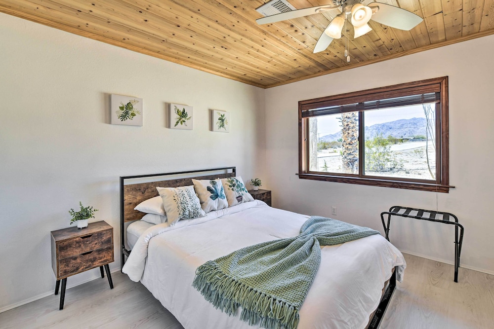 Chic Joshua Tree Pad w/ Mountain Views  Hot Tub - Property Image 22
