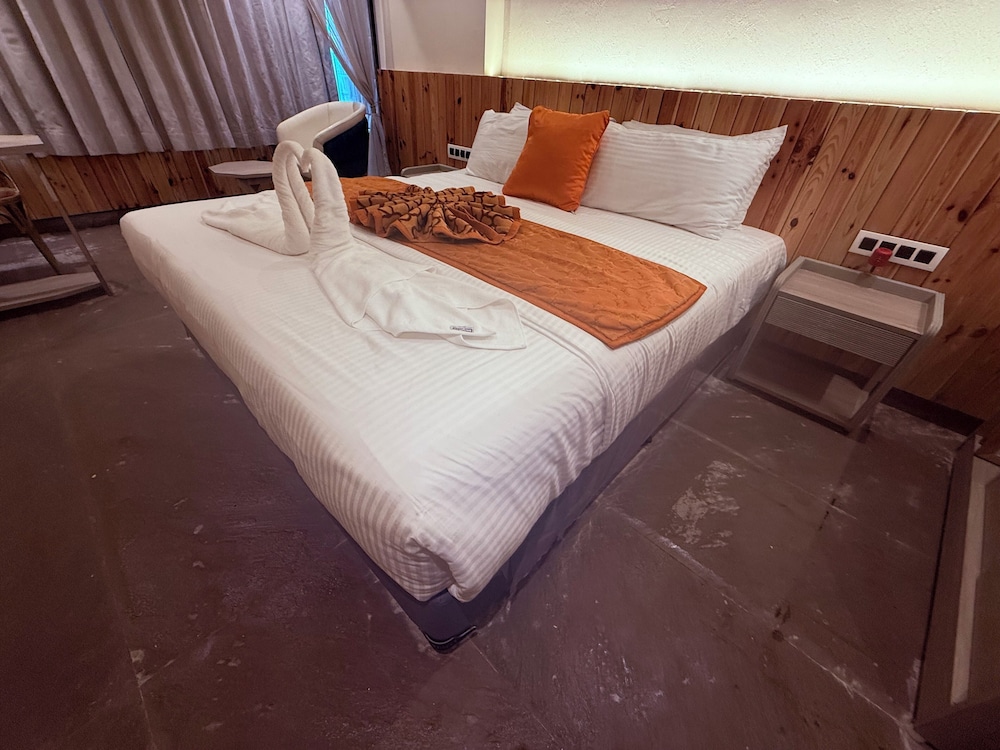 Ikonic Hotel - Bhushi Dam Lonavala