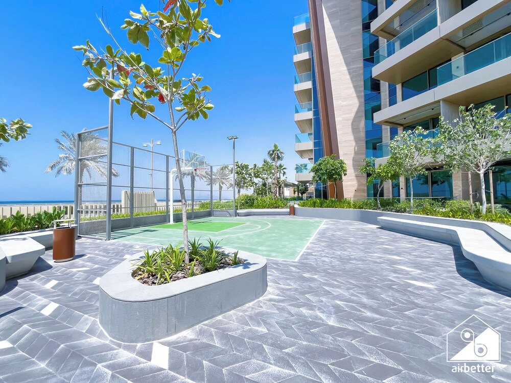 Luxury Beachfront 1BR on Palm Jumeirah & Balcony