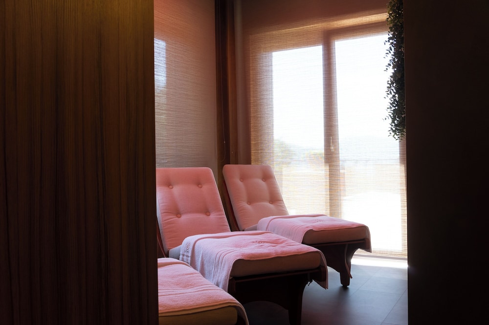 Lual Bleisure Hotel