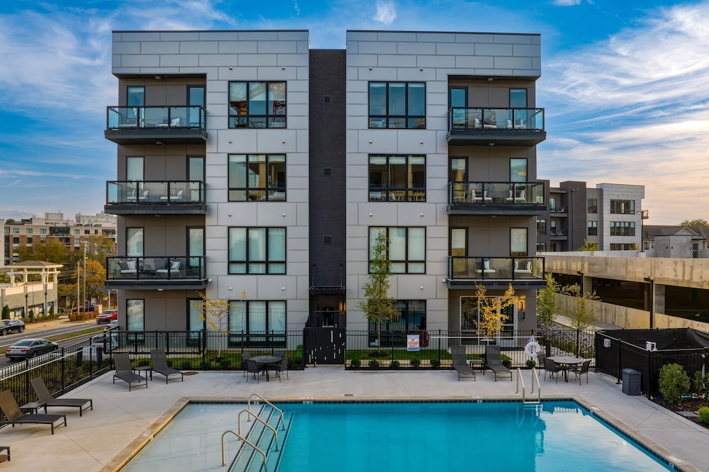 Wonderstruck Walkable Midtown Location at Odyssey Pool BBQ Fitness Room