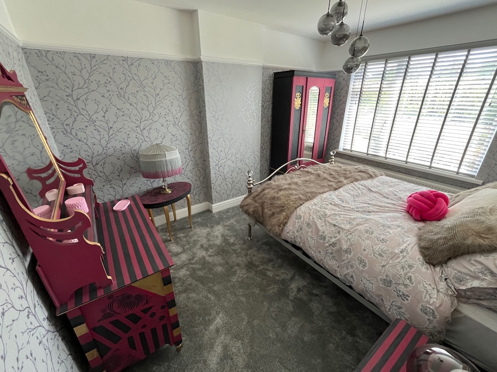 Cardiff - Sleeps 7 - Parking - Jacuzzi - Garden