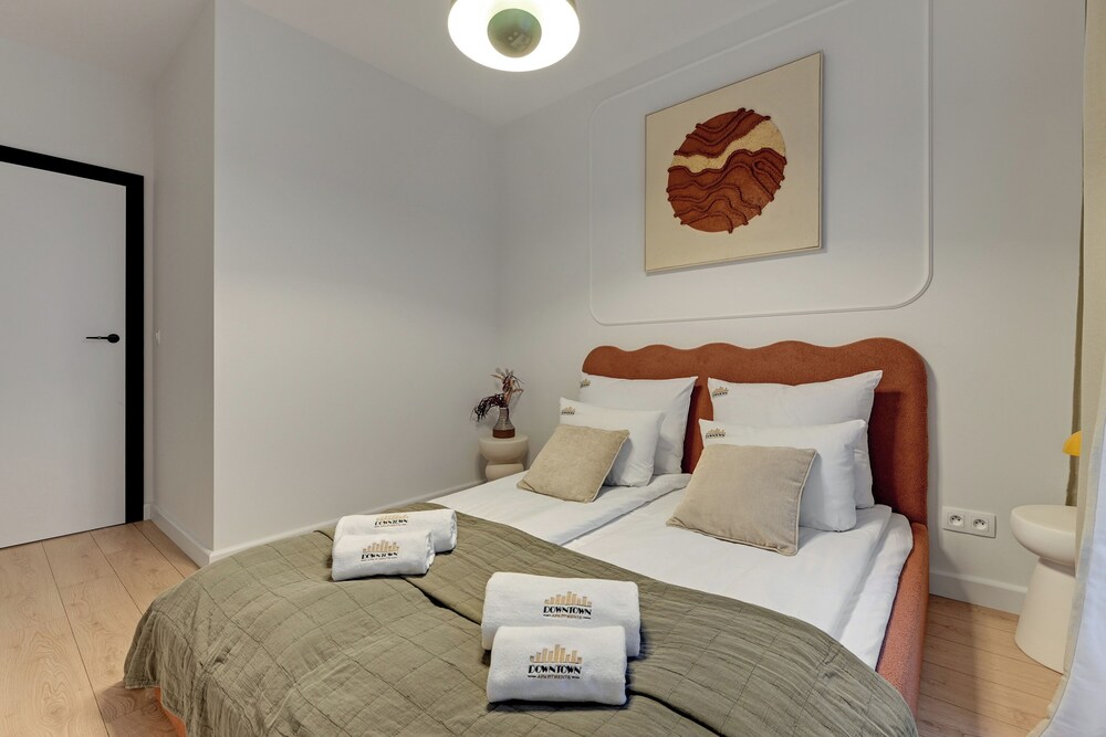 Doki Living - Foodhall & Parking by Downtown Apartments