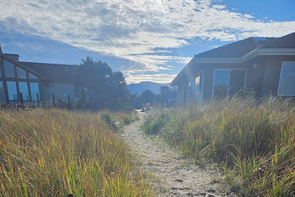 1/8 Mi to Neskowin Beach! Cozy Oregon Coast Home