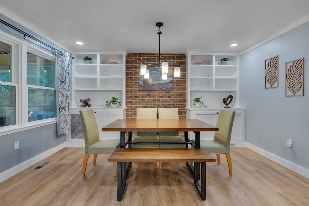 Relaxing Retreat Near North Hills & Downtown 3 Bedroom Home
