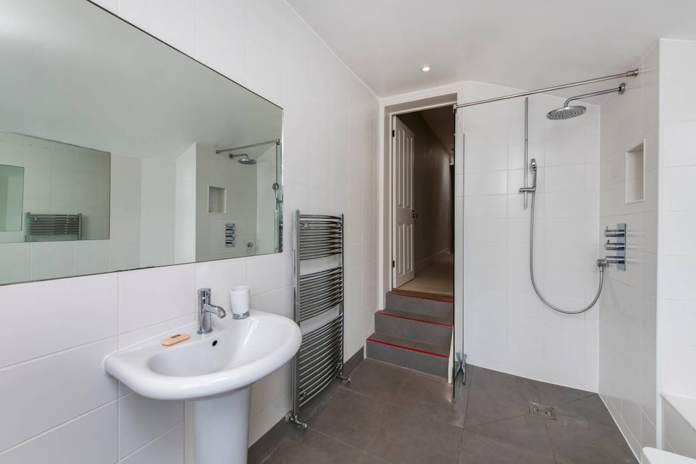 Delightful 2-bed Home Fulham