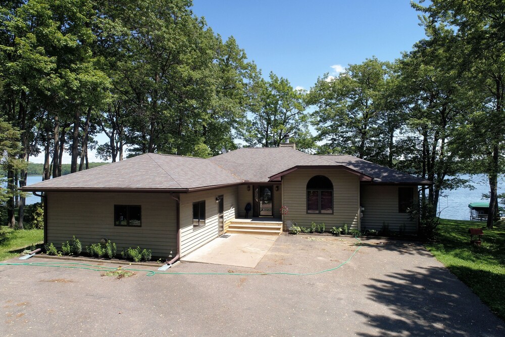 Cheif Lake Lodge 4 Bedroom Home by RedAwning