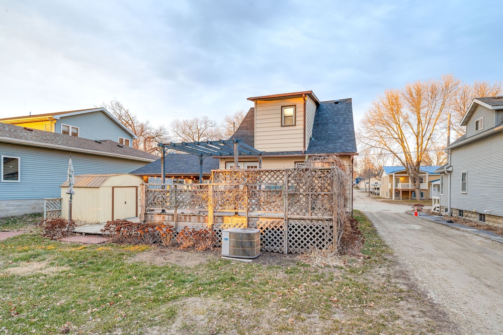 Clear Lake Vacation Rental: Walk to City Beach!
