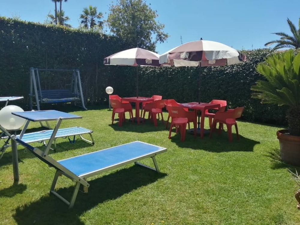 Villa Sleeps 6 With Garden and Gym