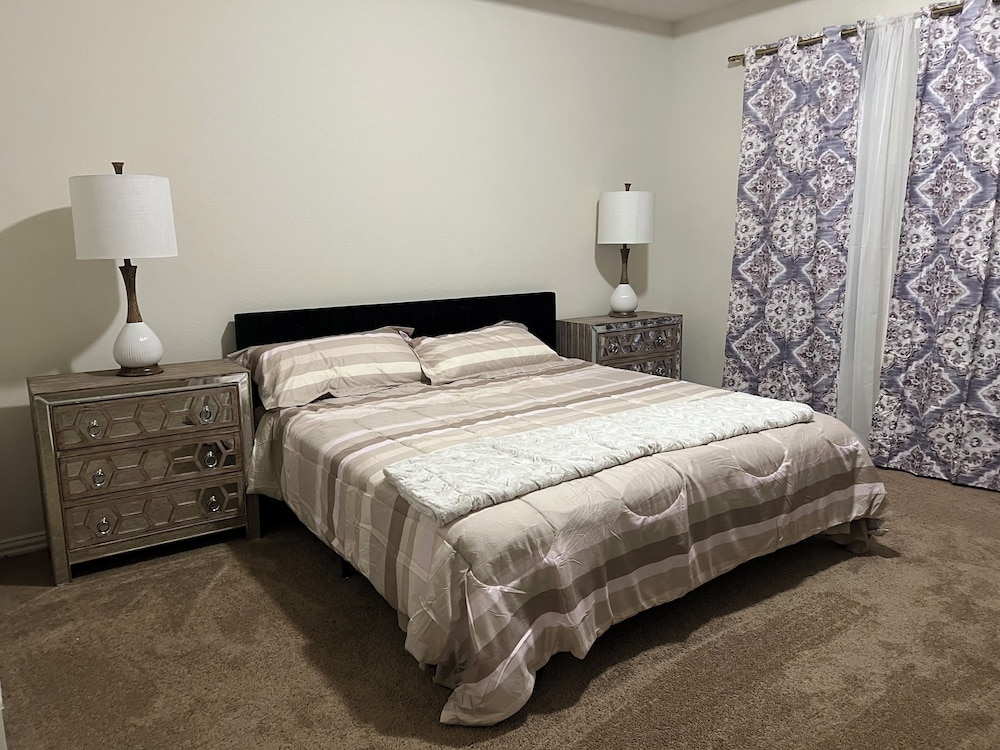 Balmoral Lakeside 5br 4ba House