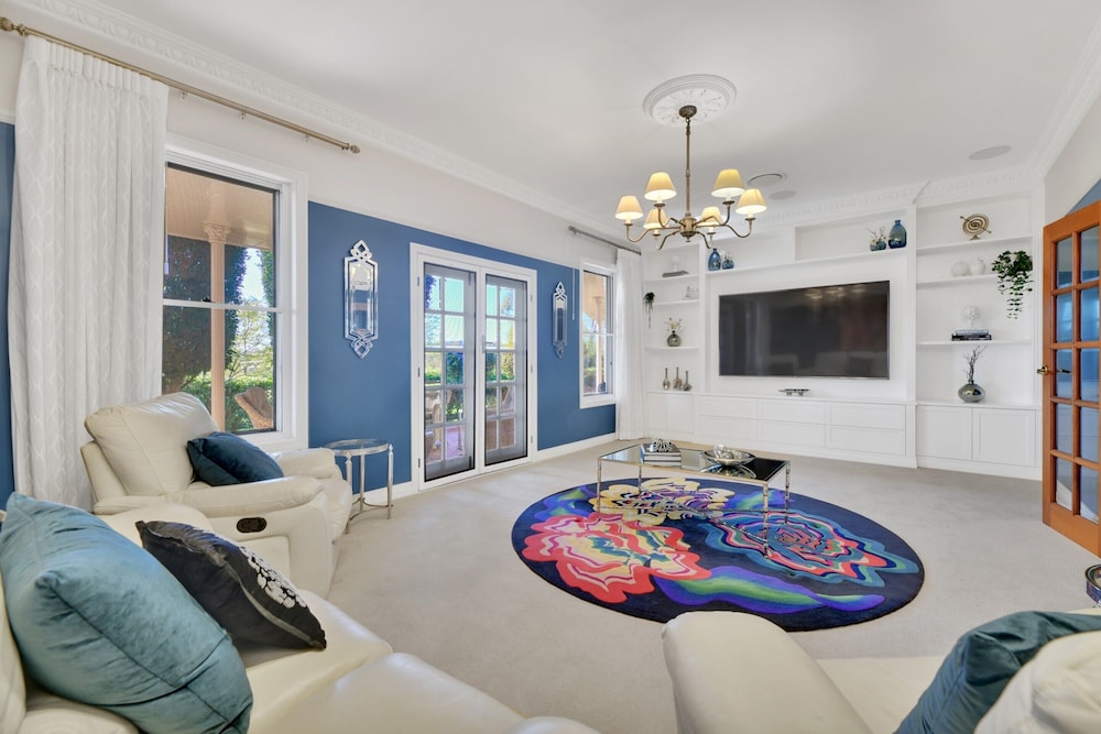 Expansive Toowoomba Retreat With Garden BBQ