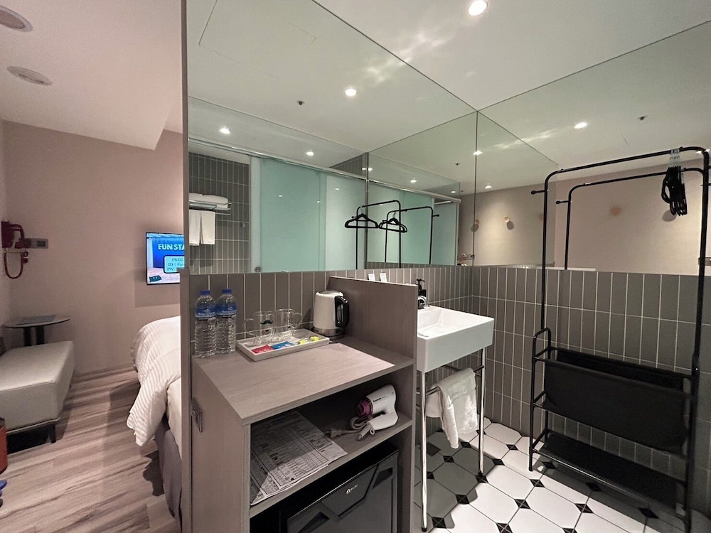 Fun Stay Inn Ximen