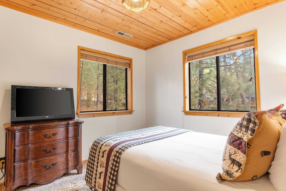 Lakeview Cabin w/ Game Room & Deck Near Ski Slopes & Trails Sleeps 20 Waterview by Avantstay