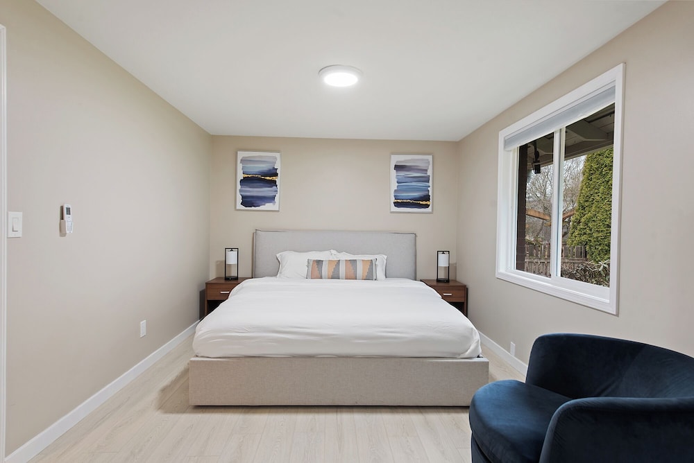 Joyful Kirkland Home, Near Beach, Hot Tub & AC
