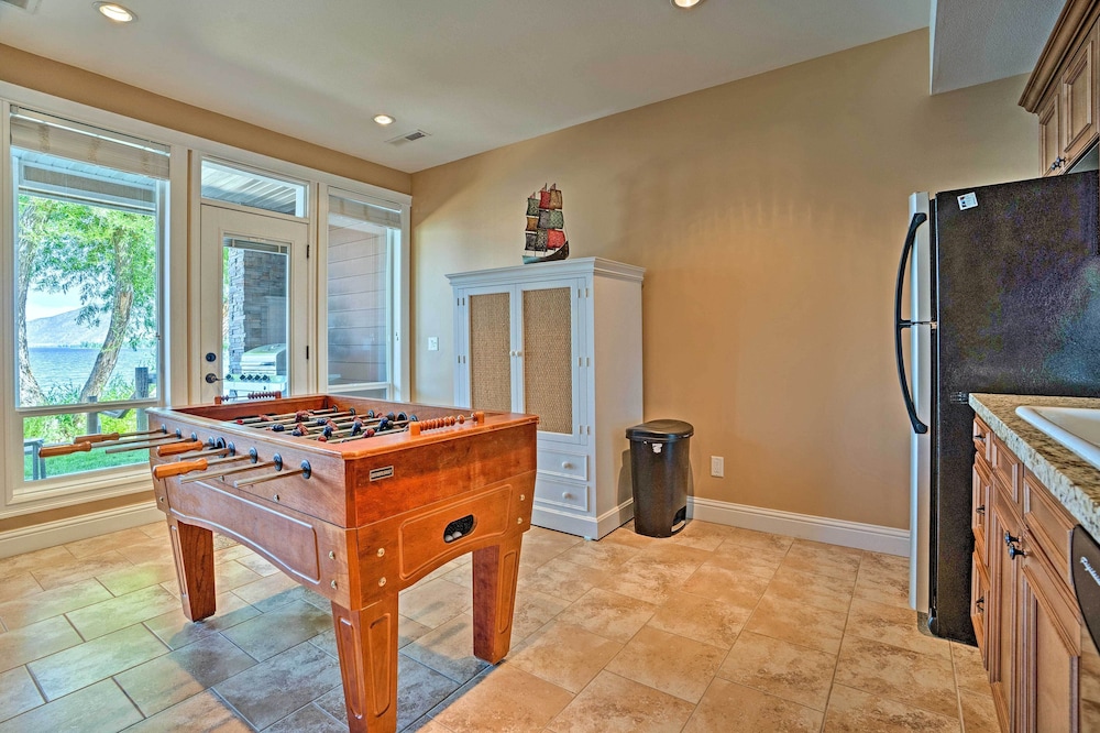 Lakefront Resort Townhome With Gas Grill & Kayaks! view 4