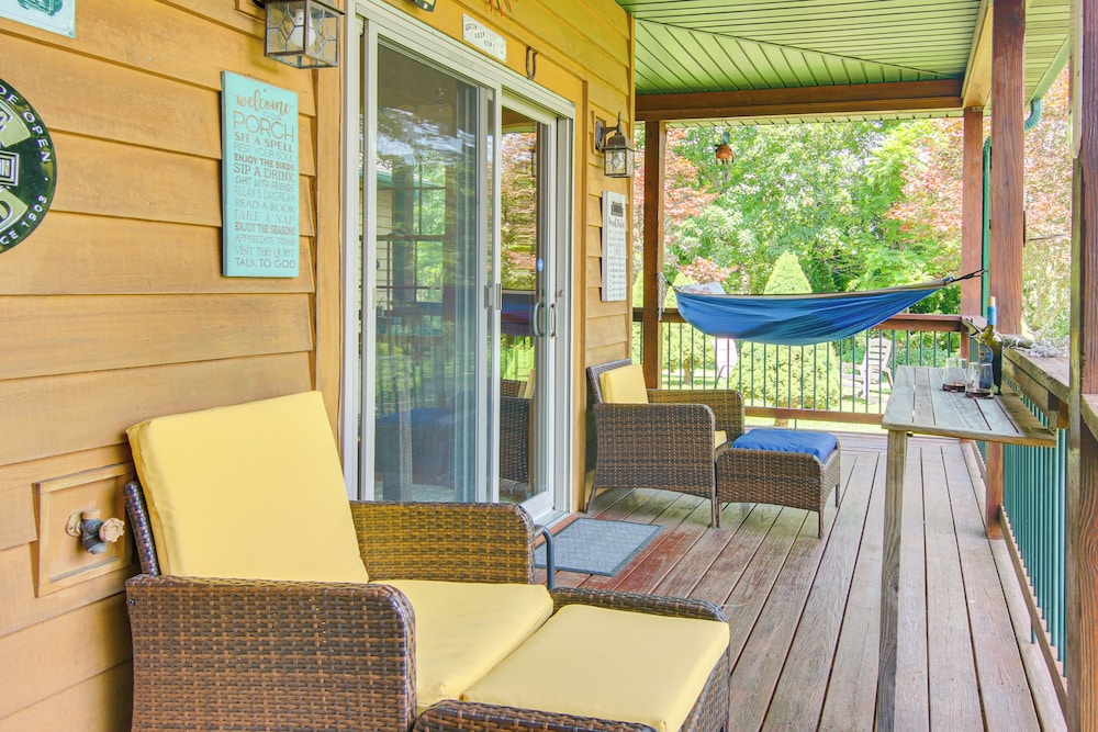 Wraparound Porch w/ Views: Blue Ridge Mtn Gem!