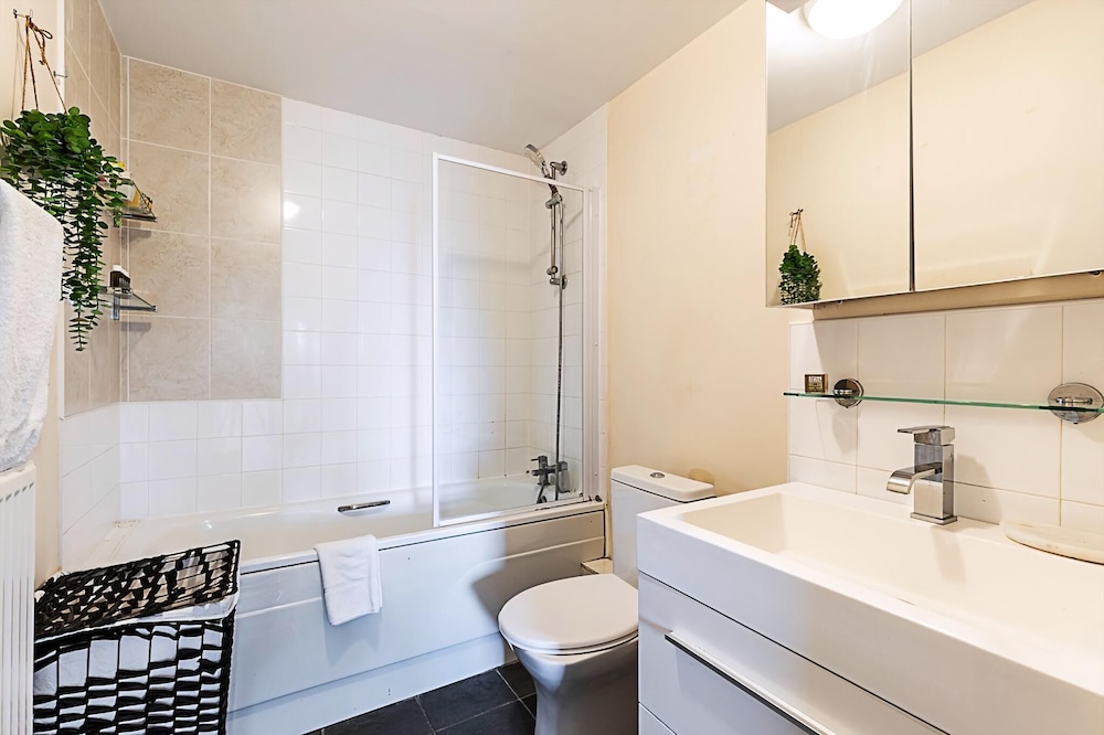 Sleek Flat w/ River Views In Canary Wharf