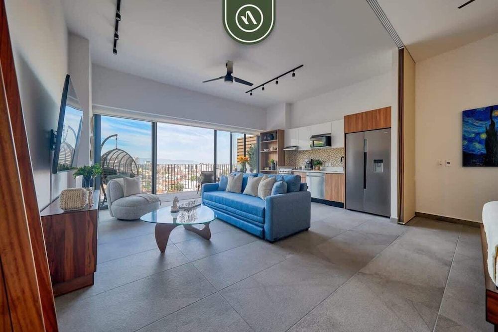 New Studio - King Bed - Pool - Jacuzzi - Gym
